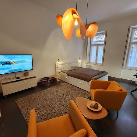 Stylish Holiday Art Apartment - Wifi & Great Location Boedapest Buitenkant foto